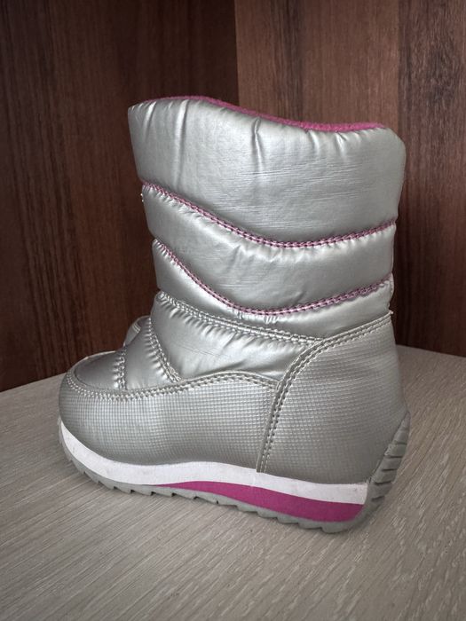 Детская зимняя обувь одевалась пару раз