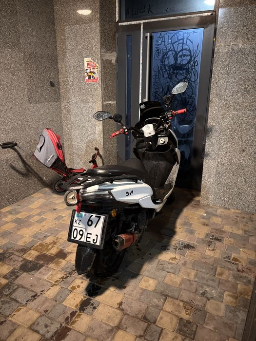 Мопед макси скутер