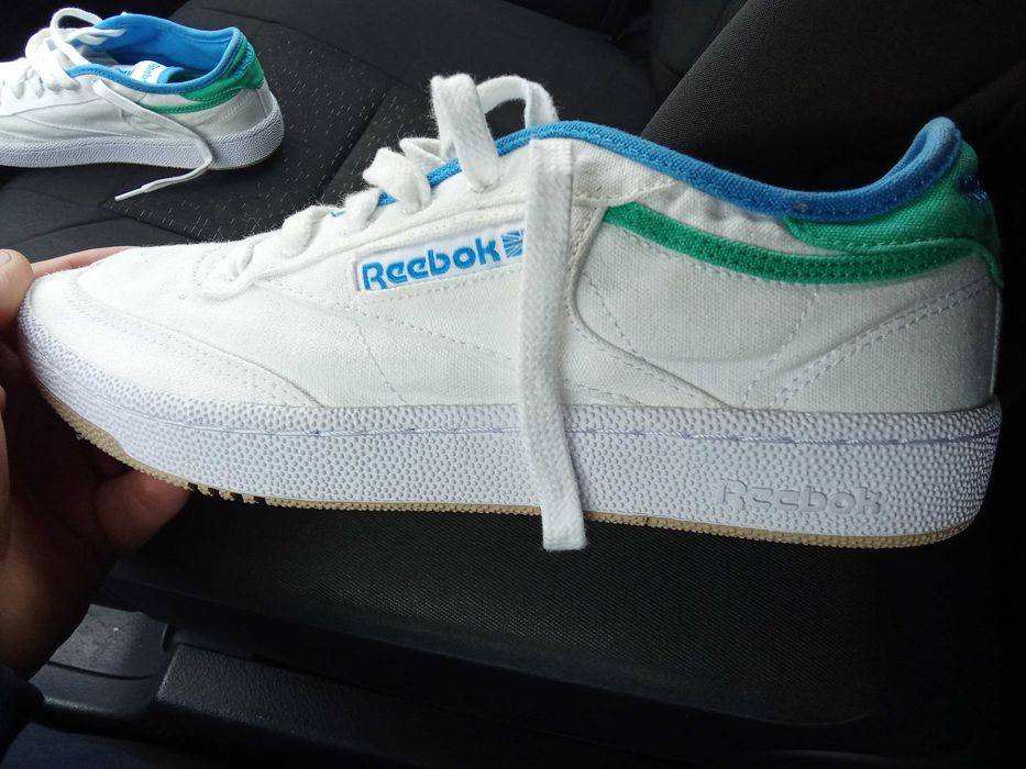 Vând   teneși   Reebok