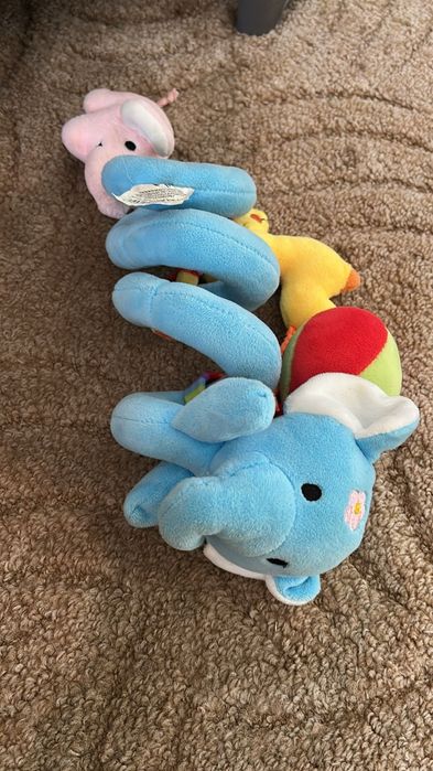 Бебешко гнездо с възглавница и игрсчки