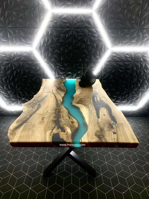 Маса от естествено дърво.   Дървена маса.