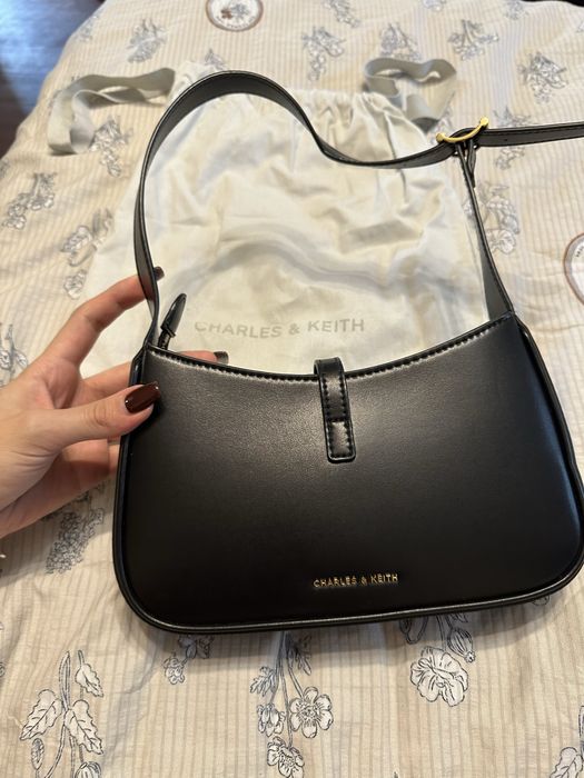 Продам сумку багет оригинал Charles&Keith