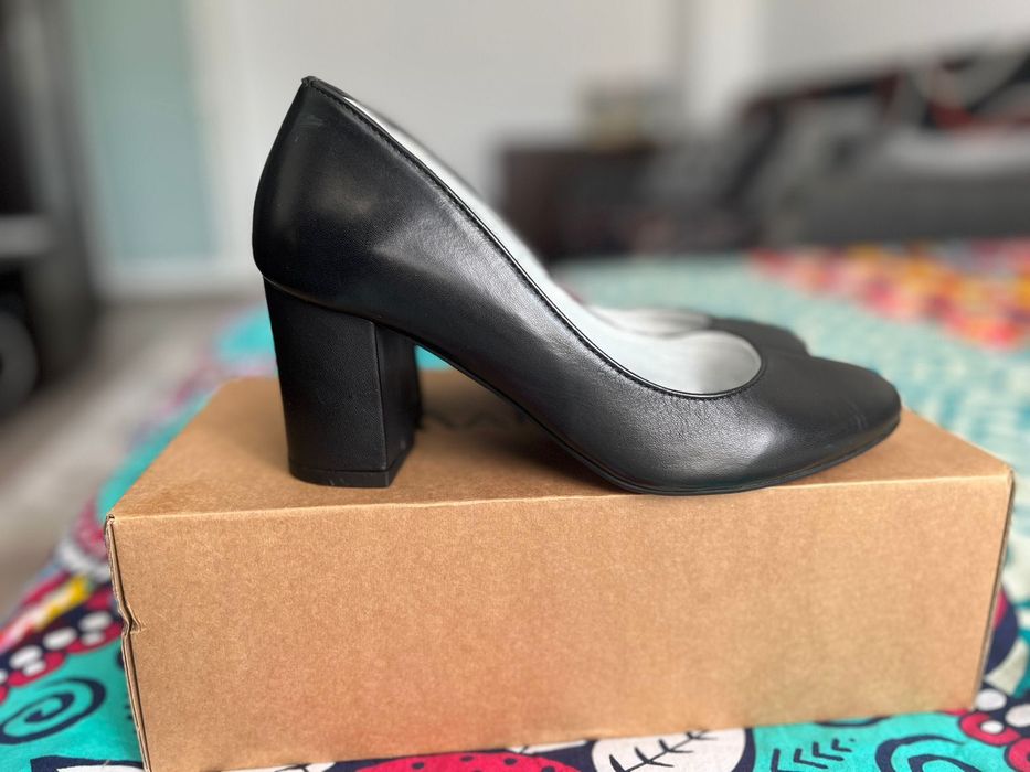 Pantofi de piele negri