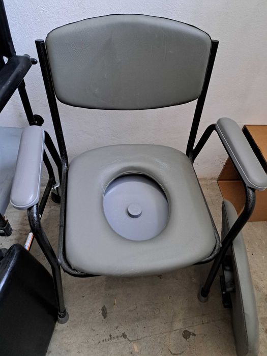 wc cu roti, cadru de mers cu roti si frana,fotoliu rulant,carje, carut