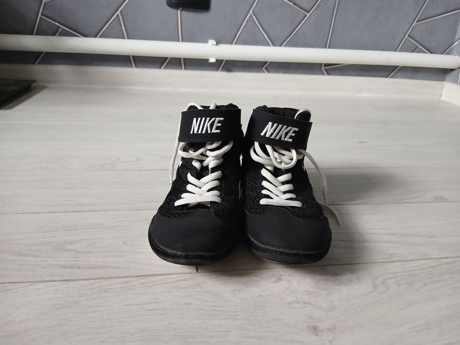 Продам борцовки Nike одеаались пару раз