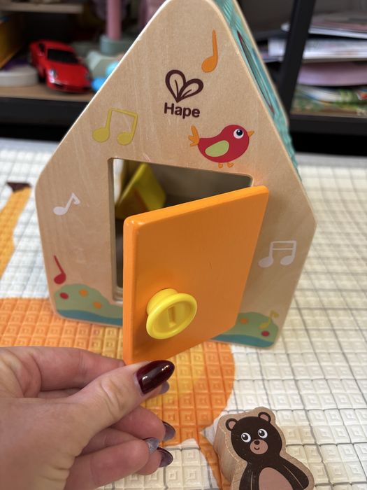 Дървен сортер за игра Горска къщичка Hape