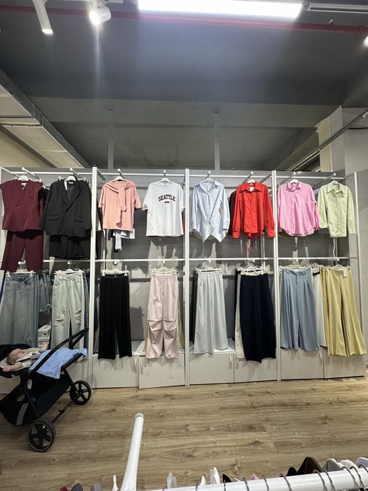 Стойки рейлы манекены для бутика одежды