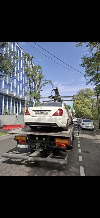 Эвакуатора манипулятора услуги сияющий платформы