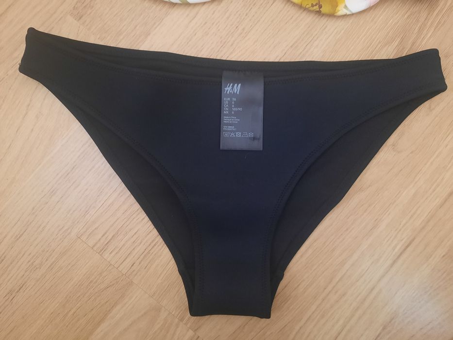 Нов бански от две части H&M