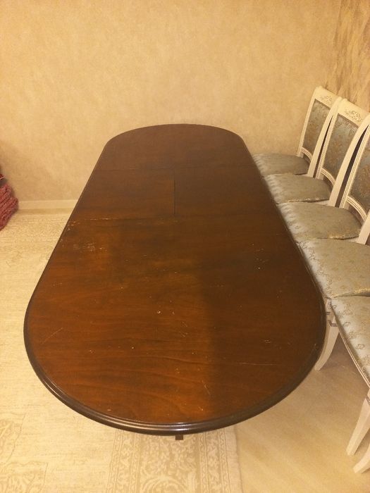 Продам стол для гостиной