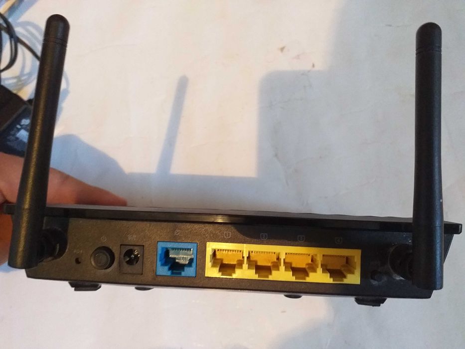 3 Router marca:ASUS RT-12 E,viteza 300Mbps;-Asus RT-N10E+TENDA