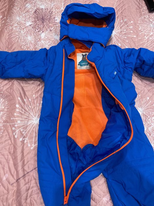 Зимен космонавт с ръкавички