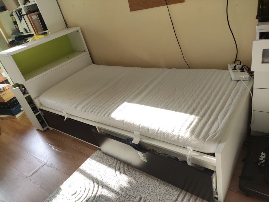 Продавам легло единично с матрак и рамка