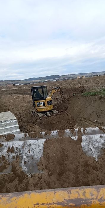 Inchiriez/ Execut săpături cu excavator de 3,5 T