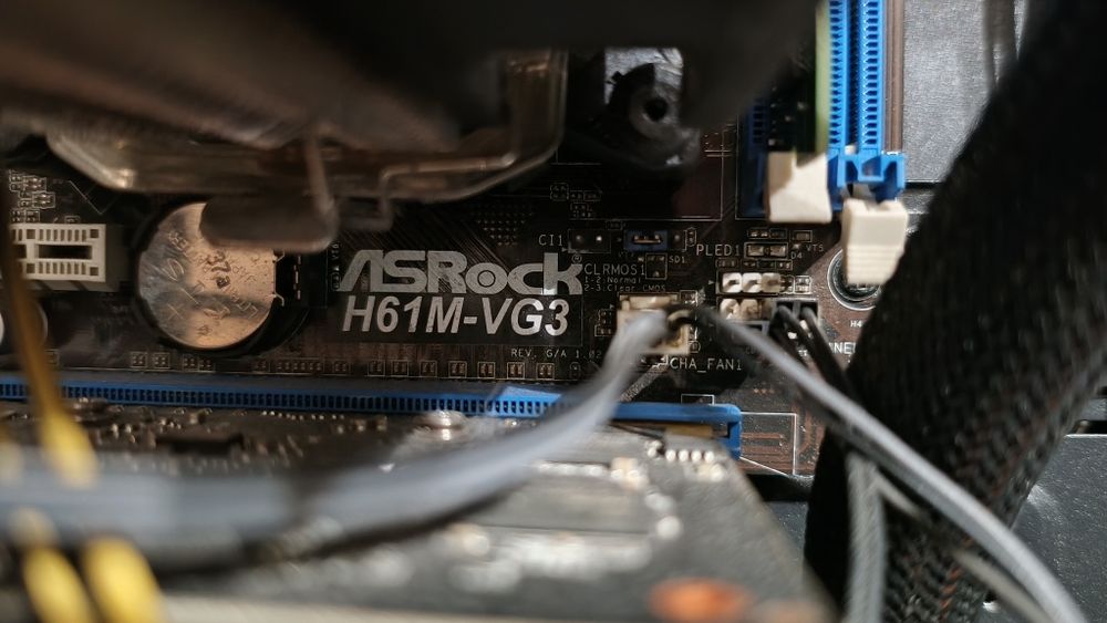 Компьютер с монитором, мышкой и клавиатурой.