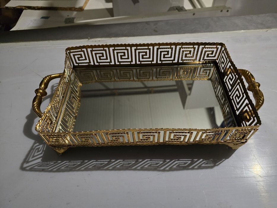 Caseta de bijuterii aurie cu fund de oglinda