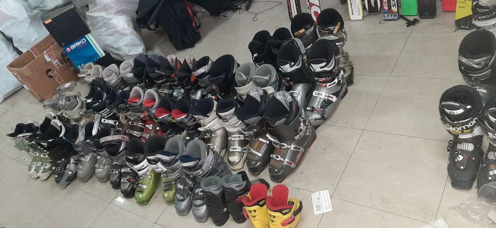 Skiuri , clăpari, căști,  echipament