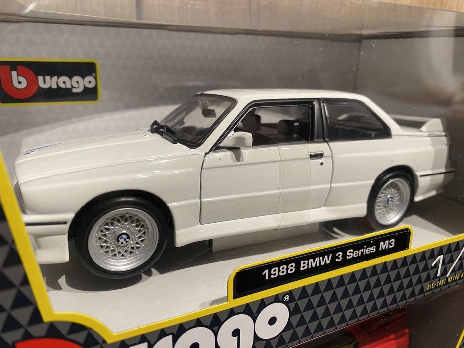 Bburago BMW 3 series M3 an 1988 roșu , alb machetă auto scara 1:24