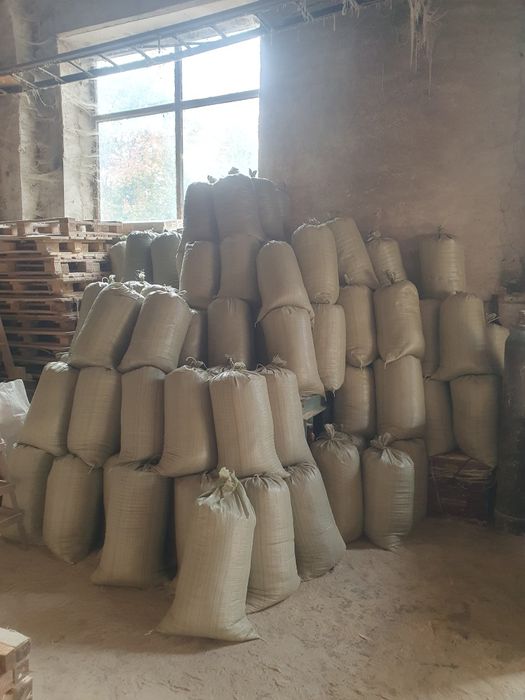 Опилки в мешках.