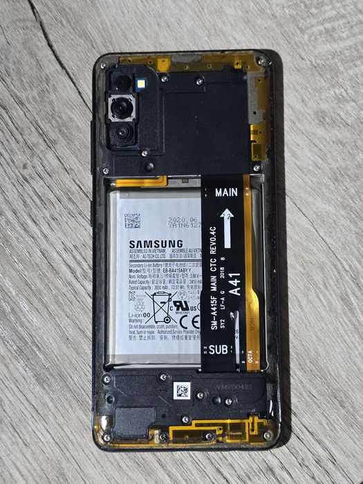 Samsung A41, под запчасти (кроме экрана все целое)