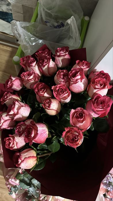 подарили сегодня,красные розы:15к белые розы:3к букет от пиновидн