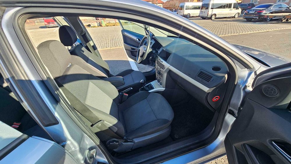 Opel Astra H cu nr rosii.