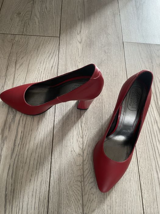 Tocuri rosii dama de firma