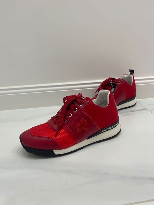 Червени дамски маратонки Love Moschino.