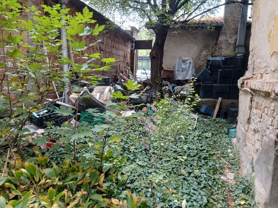 Давам под наем етаж 2 от къща  на женския пазар за склад