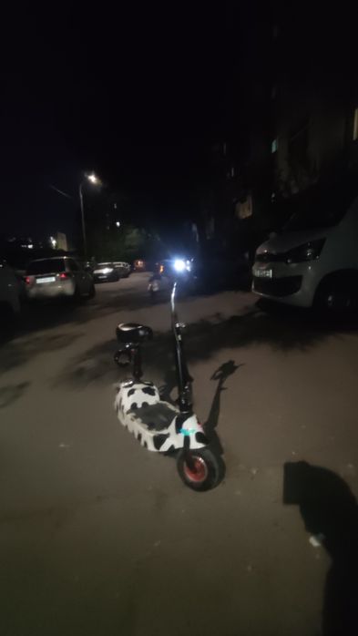 Скутер 20-25km/h . До 100 процентов 4 часа заряда. Хвотайт на 20km ход