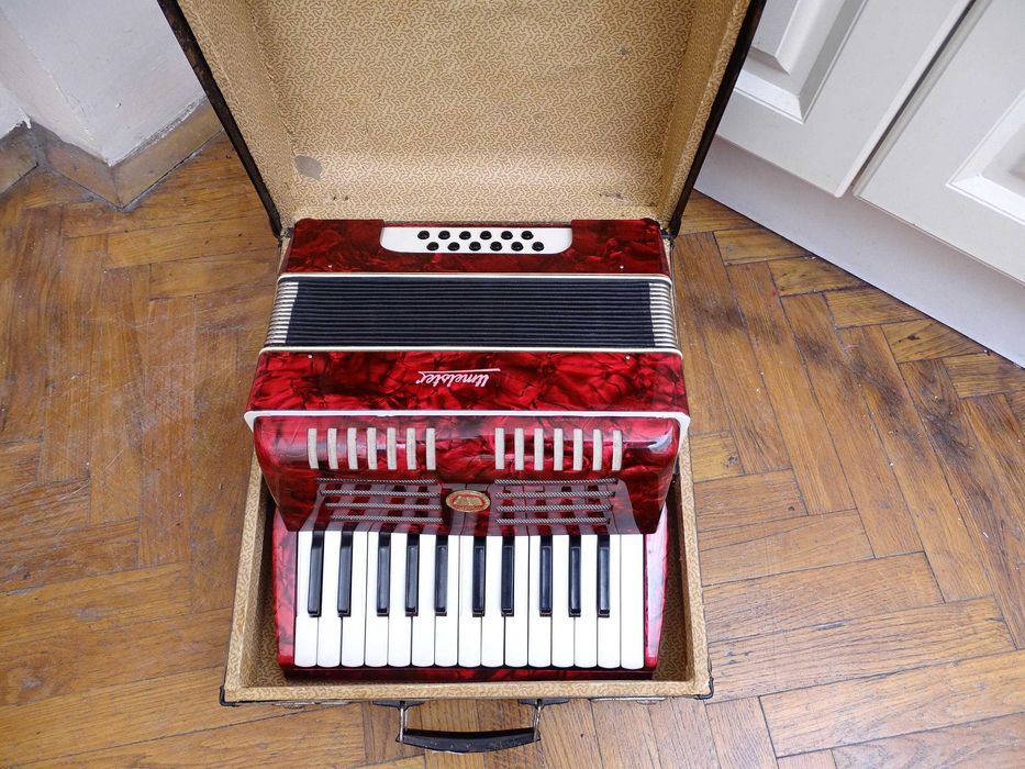Много запазен стар акордеон Велтмайстер 12 баса