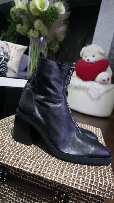 Ghete piele naturala Zara,purtate 1 data, toc de 8cm, nr40