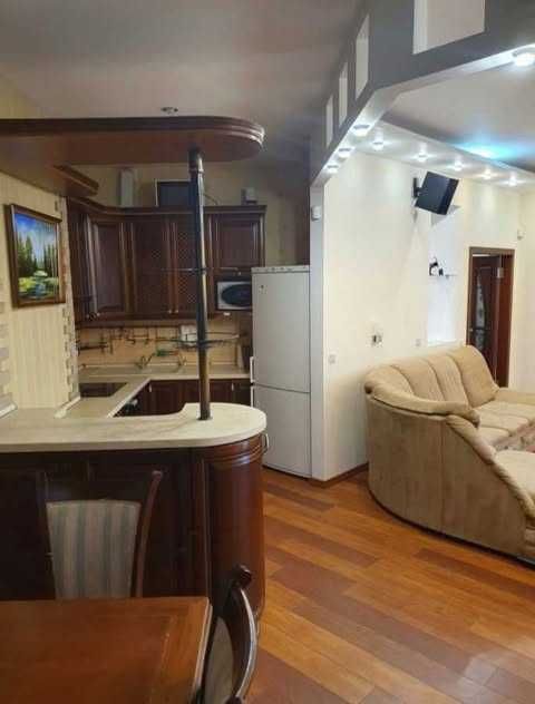 Продава се Тристаен апартамент в София, Център - 90 кв.м за 2778 €/кв.м - Снимка #1