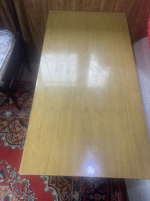 Журнальный столик на колесиках,полированный с полкой внутри.