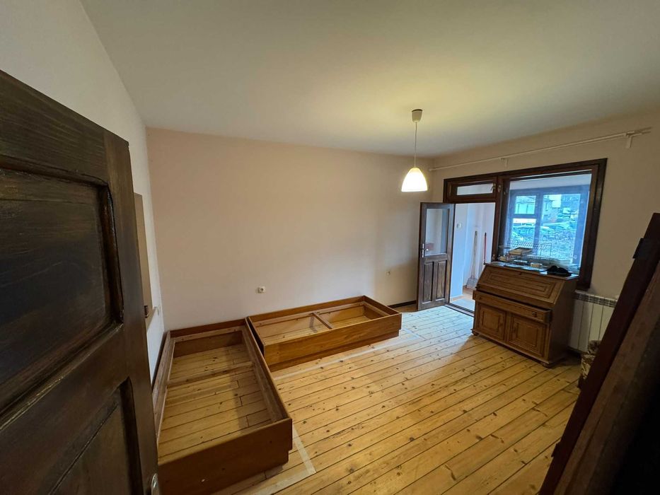 Етаж от каменна къща с двор в центъра на Чепеларе – 124 м²