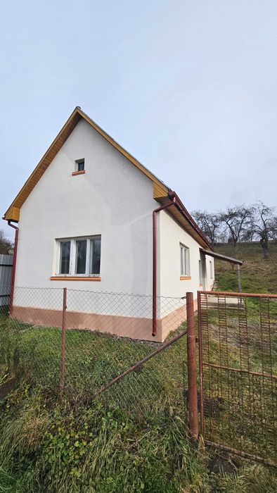 Casă și teren de vânzare