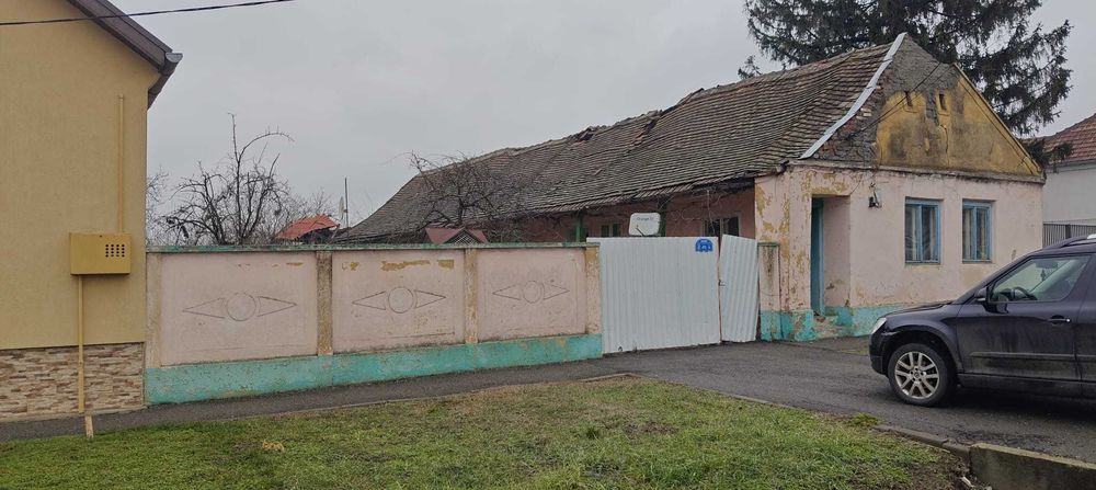 Teren intravilan cu casă de vânzare - Comuna Giarmata (Central)