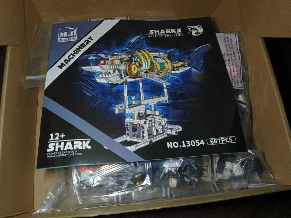 NOU Compatibil joc lego Rechin luminos 24cm 687pcs