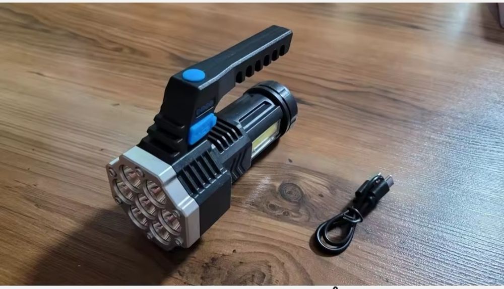 Lanterna de mana reancarcabila