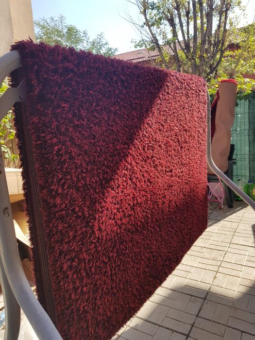 Vand 3 covoare :visiniu L 2.30 l. 1.50; rosu L 3m .l-1.50 crem L2m-l1m