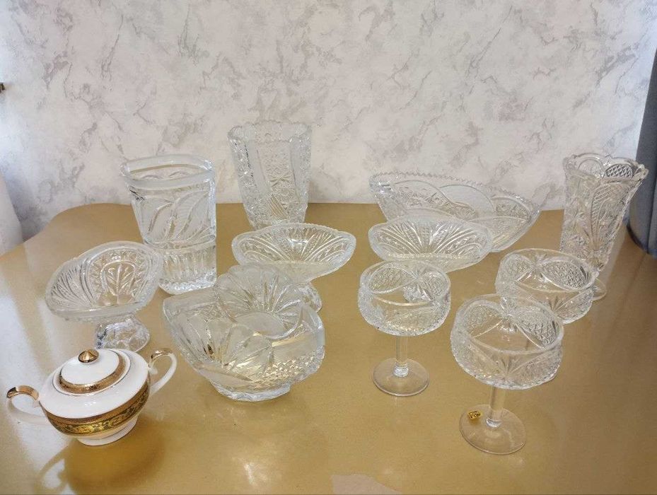 Хрустальные рюмки, вазы, салатницы