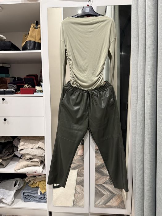 Продам комплект из брюк из эко кожи и лонгслива