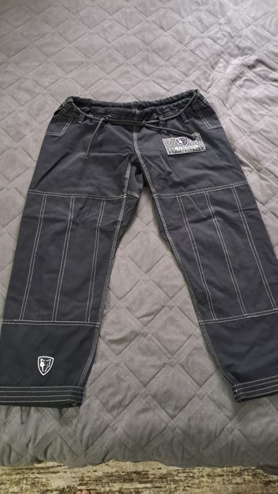 Кимоно для джиу-джитсу и рашгард.