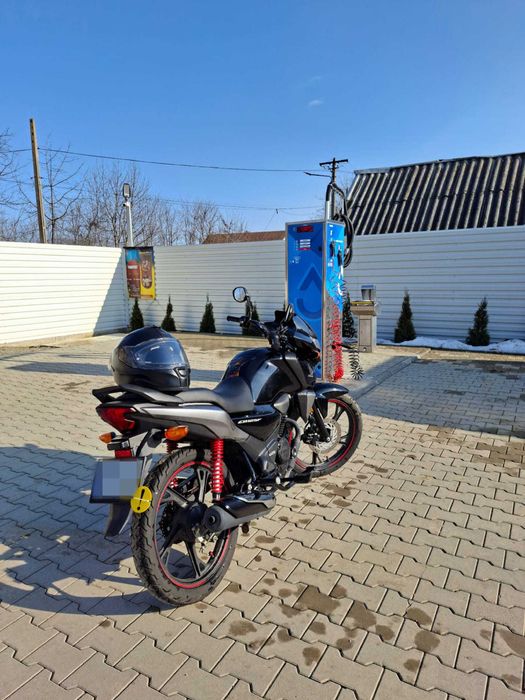 Motocicleta Honda CB 125 F