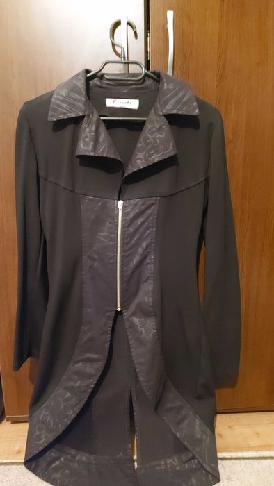 Черно асиметрично сако.