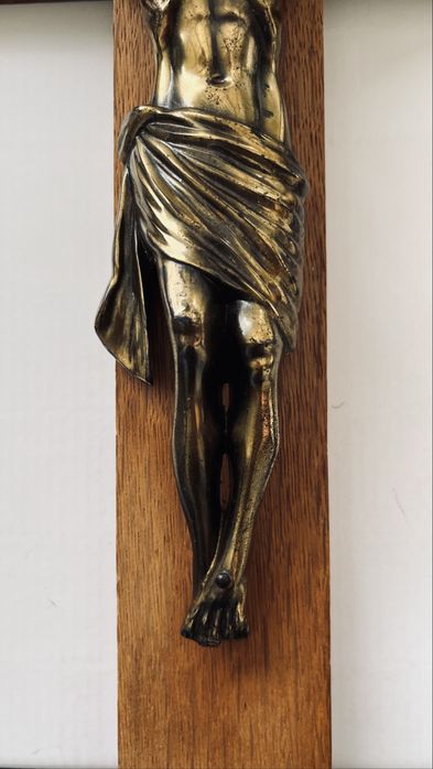 Дървен кръст с бронзова фигура Разпятие Христово