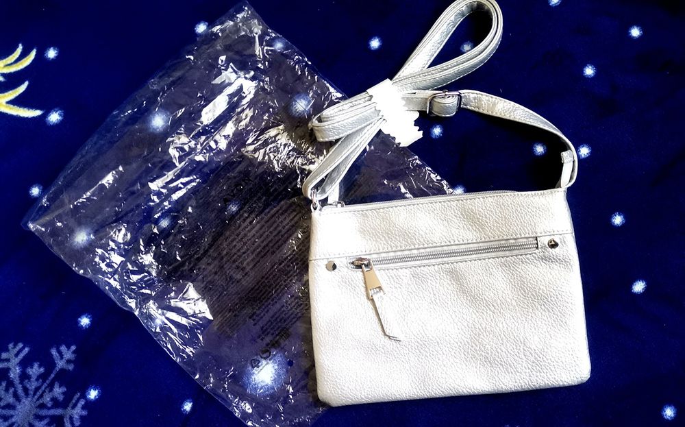 Geanta tip postas Avon, noua