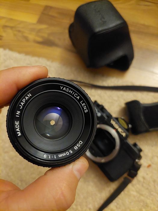Aparat foto yashica fx3 cu film ,are obiectiv de 50mm dsb 1.9