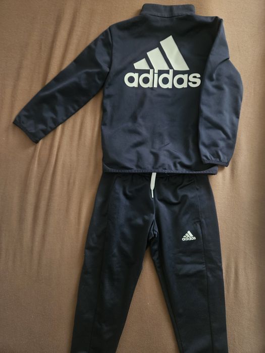 Trening Adidas de baieti, potrivit pentru 3 - 4 ani