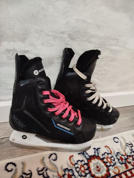 Коньки сатылады.